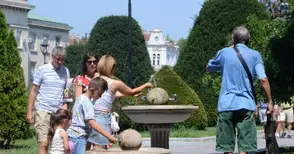 Движете се по сенчести места и пийте по 2 литра вода в жегата