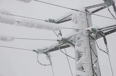 Обледени кабели оставиха за кратко без вода две села