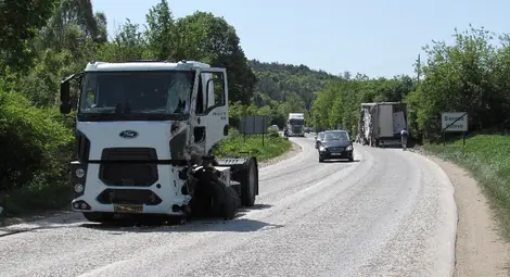 Задрямване на волана сблъска два тира на пътя Русе-Бяла