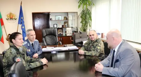 Анатоли Станев, подполковник Павлин Илиев и капитан Мариета Христова обсъдиха как върви попълването на свободните места в Българската армия.  Снимка: ОА