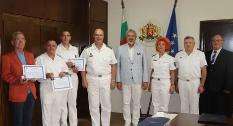 Петима военни и един цивилен наградени за 145-ата годишнина от основаването на флота