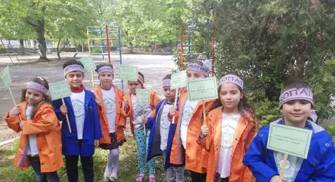 Децата в „Детелина“ садиха цветя и дръвчета за Деня на Земята Децата в „Детелина“ садиха цветя и дръвчета за Деня на Земята