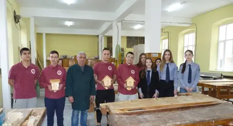 В русенската Гимназия по дървообработване &bdquo;Йосиф Вондрак&ldquo; изработиха нов дом за крилати бозайници