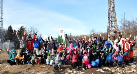 Неотдавна децата от клуба преживяха своята „Зимна приказка 2019“ в Габровския балкан, където посетиха и географския център на България. Снимка: Фейсбук Неотдавна децата от клуба преживяха своята „Зимна приказка 2019“ в Габровския балкан, където посетиха и географския център на България. Снимка: Фейсбук