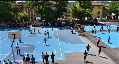 Пет училища в Русе получават половин милион лева за спортни площадки Пет училища в Русе получават половин милион лева за спортни площадки