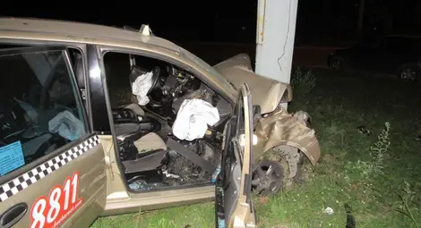 Шофьор на такси и клиент пострадаха в катастрофа