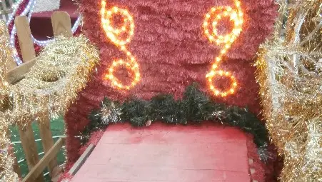 Нямаше ли кой поне да претапицира  мърлявия кичозен &bdquo;трон&ldquo; на площада?