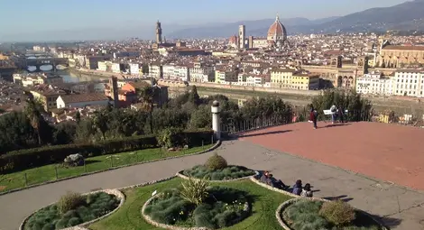 поглед към града от площад &bdquo;Микеланджело&ldquo;