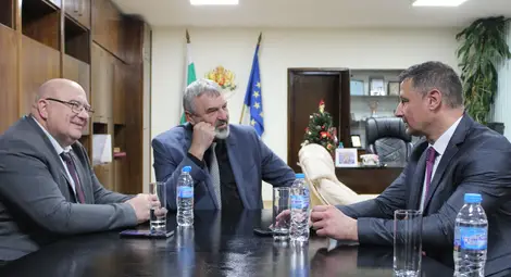 Драгомир Драганов и Енчо Енчев поздравиха ректора на Икономическия университет във Варна за представянето на новата му книга „Бизнес в бързата лента“ Драгомир Драганов и Енчо Енчев поздравиха ректора на Икономическия университет във Варна за представянето на новата му книга „Бизнес в бързата лента“