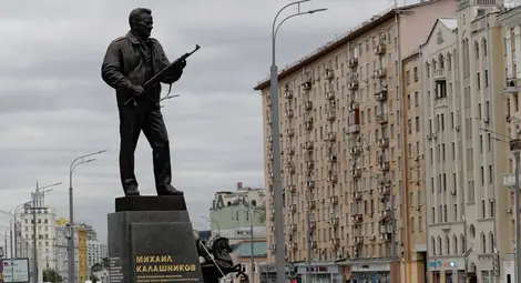 В Москва откриха статуя на Михаил Калашников с AK-47 в ръце