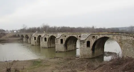 Мостът на Колю Фичето край Бяла се руши, пари за реставрация няма