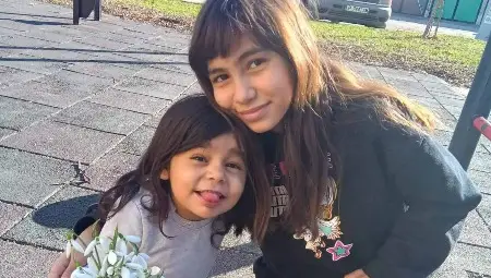 Дени и Вики на детската площадка - чудесни момичета с трудна съдба. 			        Снимки: Семеен архив