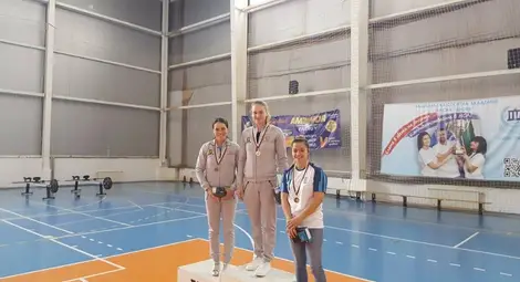 Гришина /в средата/ и Недева /вляво/ окупираха първите две места. 					           Снимка: Утро