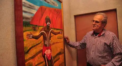 Професорски ръце си почиват с картини от чертането на зъбни колелета Професорски ръце си почиват с картини от чертането на зъбни колелета