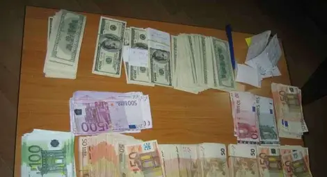 Контрабандна валута за над 50 000 лева е иззета от капитан на петролен танкер в Бургас Контрабандна валута за над 50 000 лева е иззета от капитан на петролен танкер в Бургас