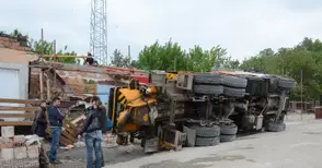 Вятър с 30 км/ч събори бетон помпа върху строеж