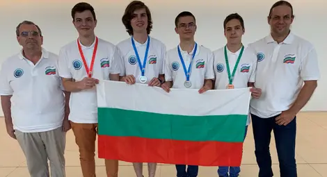 Злато, сребро и бронз носят момчетата от отбора ни по информатика от Баку