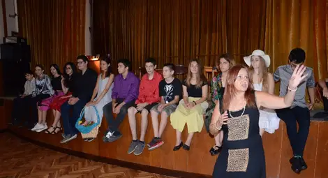 Иглика Пеева /права/ и актьорите от &bdquo;Артистисимо&ldquo;.                        Снимка: Красимир СТОЯНОВ