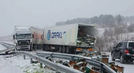 Три ТИР-а във верижна катастрофа край Харманли