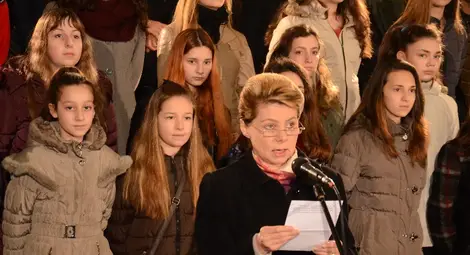 С възрожденски песни и цветя за  героите Русе почете Освобождението