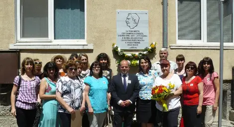 Всеки клас посреща с различен поздрав учителката на годината Таня Нахабедян