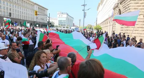 Мощни викове “Оставка” огласят площад “Независимост” Мощни викове “Оставка” огласят площад “Независимост”