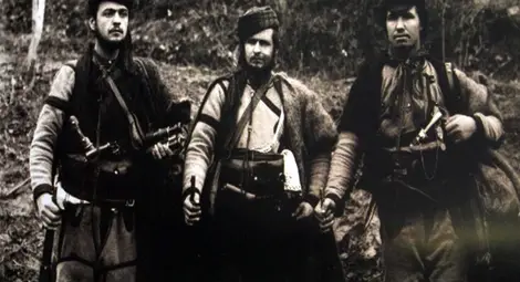 Андон Янев-Кьосето /в средата/ заедно с Христо Татарчев и Гоце Делчев. Снимка: БГНЕС