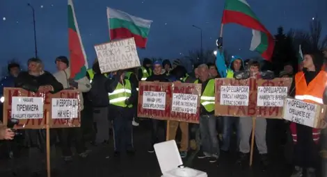 Протестиращите от Русе блокираха пътя към София с тоалетни /галерия/