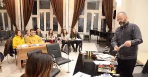 Йоаний въведе ученици в тайните на китайската калиграфия и колажа