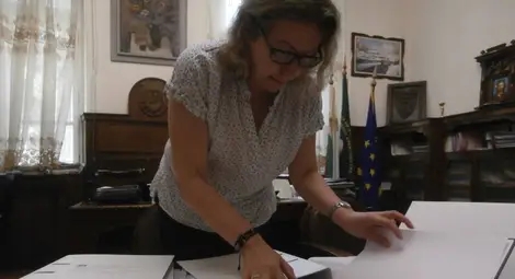 Мариана Гъркова показва събраната документация. 