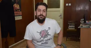 Между „Вещиците“ и „Робинзон Крузо“ Димитър Делев събира 120 настолни игри