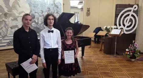 Димитър Димитров, Николай Димитров /в средата/ и Вероника Илиева - носителите на първи награди на церемонията по връчването на отличията в Добрич. Снимка: Личен архив Димитър Димитров, Николай Димитров /в средата/ и Вероника Илиева - носителите на първи награди на церемонията по връчването на отличията в Добрич. Снимка: Личен архив