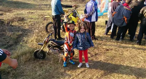 4-годишен ас на мотокроса дефилира на Писта Русе