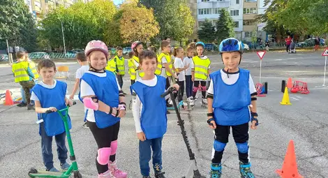 "Движи се безопасно!" - забавно и полезно състезание в русенското училище "Възраждане" /галерия/ "Движи се безопасно!" - забавно и полезно състезание в русенското училище "Възраждане" /галерия/