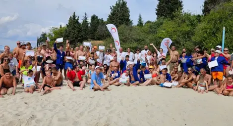 Тренировъчен спортен летен лагер учи деца със специални потребности на дисциплина на брега на морето Тренировъчен спортен летен лагер учи деца със специални потребности на дисциплина на брега на морето