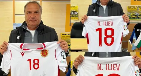 Трифон Пачев с фланелката на Коко Илиев.Колаж: trafficnews.bg Трифон Пачев с фланелката на Коко Илиев.Колаж: trafficnews.bg