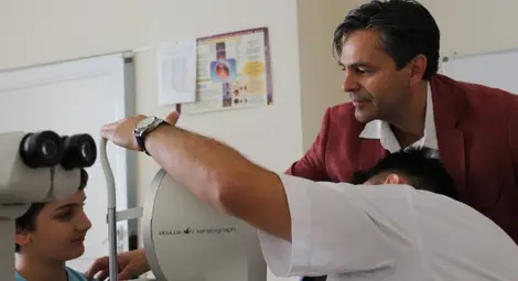 Уникална операция и изкуствен ирис спасиха окото на дете