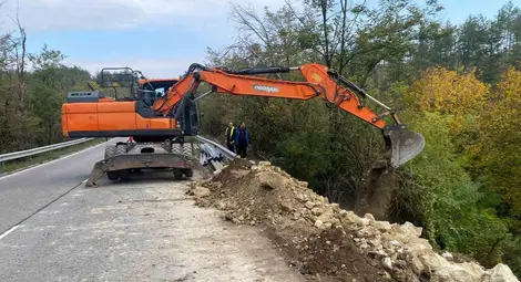 Насипва се скален материал за аварийното укрепване на участъка от пътя Русе-Бяла до село Обретеник