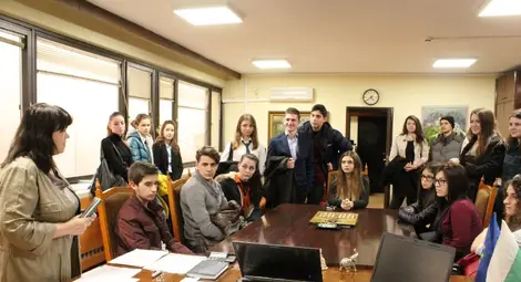 Младежи доброволци се впечатлиха от галерията на областните управители