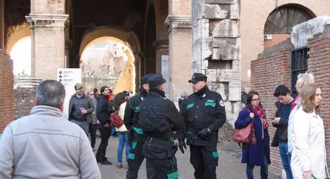 Папата и площад &bdquo;Свети Петър&ldquo; в Рим с военна охрана за Великденските служби