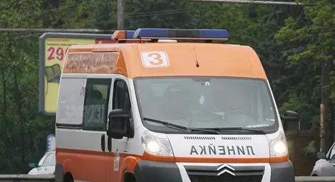 Мерцедес се преобърна в нива до табелата на Русе от Бяла Мерцедес се преобърна в нива до табелата на Русе от Бяла