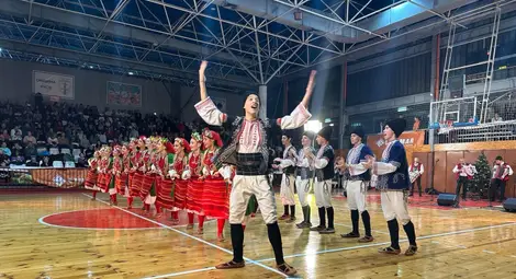 Традиционнното Коледно надиграване на Община Русе събра стотици почитатели на фолклора /галерия/