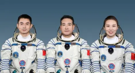 Китайски астронавти се върнаха на Земята след рекордно дълъг престой в Космоса Китайски астронавти се върнаха на Земята след рекордно дълъг престой в Космоса