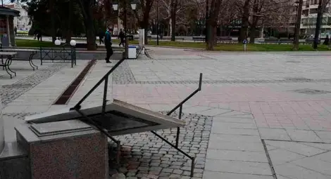 Южняк със 100 км/час  събори две дървета