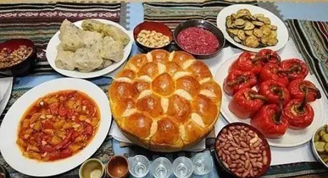 Нечетен брой ястия на масата на Бъдни вечер, всеки да хапне от всичко за късмет