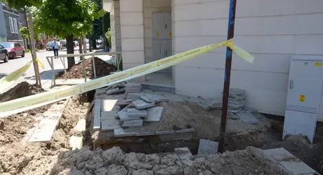 Живеещи зад Халите роптаят срещу разкопан и зарязан тротоар