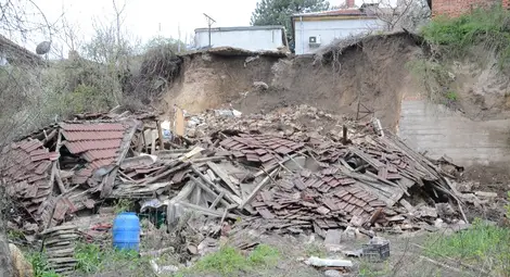 Къща рухна до основи минути след като собственикът излязъл