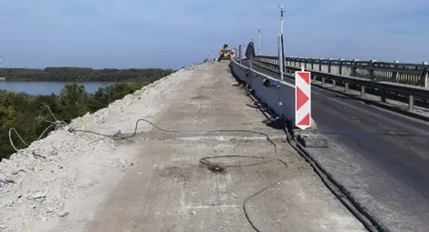 Демонтирани са осветителните стълбове и пешеходния парапет във втория затворен участък на Дунав мост при Русе