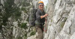 Разследващ полицай се бори със страха си от високо с алпинизъм