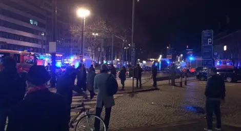 Мъж нападна с брадва хора на гарата в Дюселдорф Мъж нападна с брадва хора на гарата в Дюселдорф